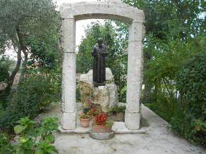 Tempietto in onore di Padre Pio edificato in proprio nella sua proprietà in Contrada Piano Filette da Costantino Morelli.